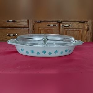 Pyrex 1.5 Quart Divided Casserole Dish W/Pyrex lid.